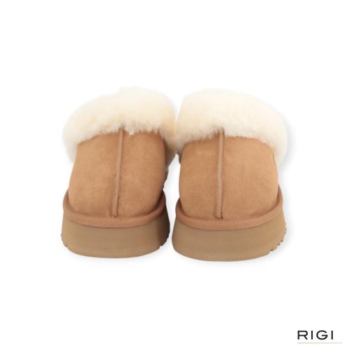 Ugg Disquette 1122550 dames pantoffel in chestnut (cognac) suede. Ugg Disquette 1122550 dames pantoffel in chestnut (cognac) suede.