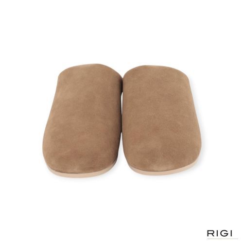 UGG Elea slip-on pantoffel voor dames in lichtbruin, LBNZ suède. UGG Elea slip-on pantoffel voor dames in lichtbruin, LBNZ suède.