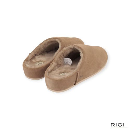 UGG Elea slip-on pantoffel voor dames in lichtbruin, LBNZ suède. UGG Elea slip-on pantoffel voor dames in lichtbruin, LBNZ suède.