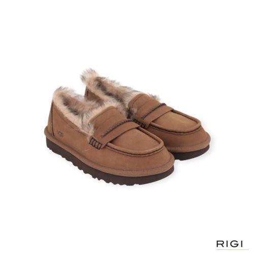Ugg Ellis Nubuck Loafer, mocassin in donker cognac, DKC nubuck voor dames. Ugg Ellis Nubuck Loafer, mocassin in donker cognac, DKC nubuck voor dames.