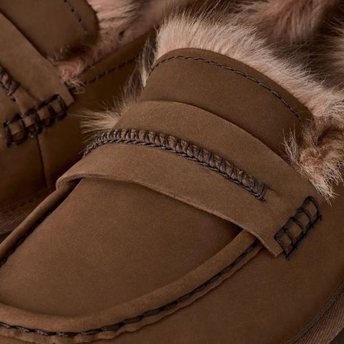 Ugg Ellis Nubuck Loafer, mocassin in donker cognac, DKC nubuck voor dames. Ugg Ellis Nubuck Loafer, mocassin in donker cognac, DKC nubuck voor dames.