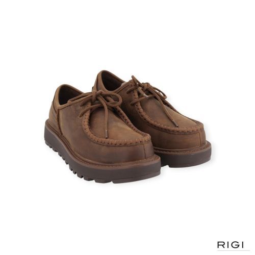 Ugg Loften Chukka veterschoen in OAK, taupe vet leer voor heren. Ugg Loften Chukka veterschoen in OAK, taupe vet leer voor heren.