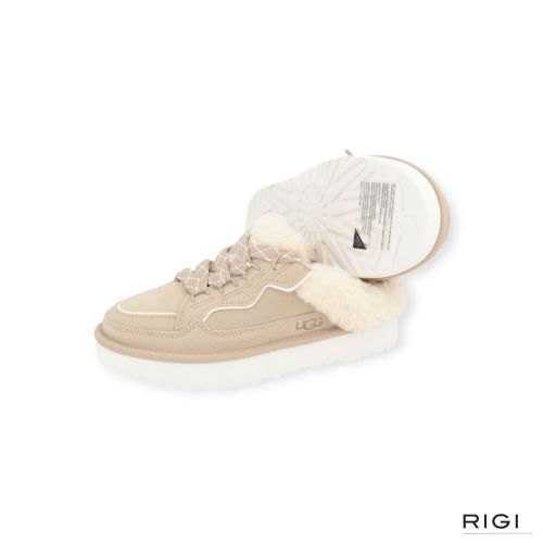 Ugg Lowmel Pantoffel, Mule in offwit, moonlight suède met wol voor dames. Ugg Lowmel Pantoffel, Mule in offwit, moonlight suède met wol voor dames.