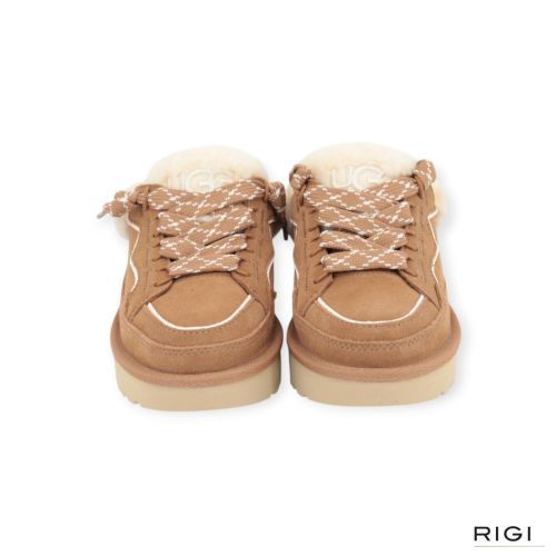 Ugg Lowmel Pantoffel, Mule in cognac ‘chestnut’ suède met wol voor dames. Ugg Lowmel Pantoffel, Mule in cognac ‘chestnut’ suède met wol voor dames.