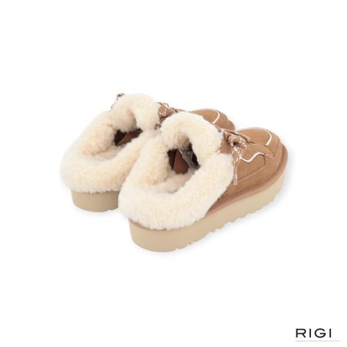 Ugg Lowmel Pantoffel, Mule in cognac ‘chestnut’ suède met wol voor dames. Ugg Lowmel Pantoffel, Mule in cognac ‘chestnut’ suède met wol voor dames.