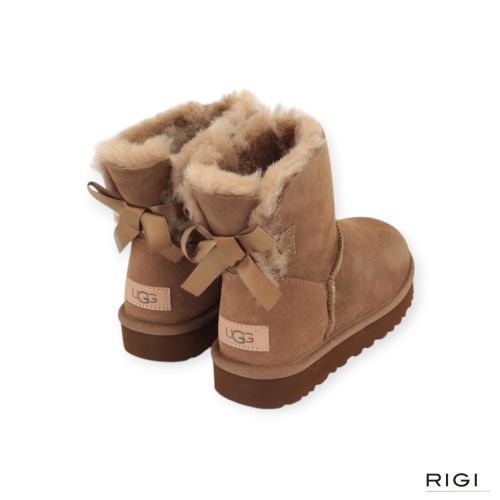 Ugg Mini Bailey Bow II enkellaars in lichtbruin, LBNZ, lightbronze suède voor dames. 