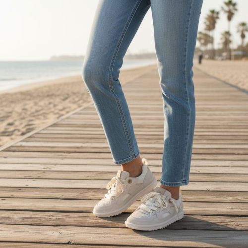 Ugg Minimel sneaker in off wit suede.