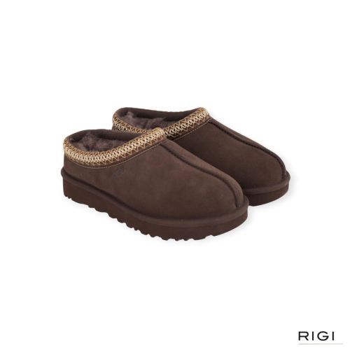 Ugg Tasman II pantoffel in donkerbruin, DDC dusted cocao suède voor dames. Ugg Tasman II pantoffel in donkerbruin, DDC dusted cocao suède voor dames.