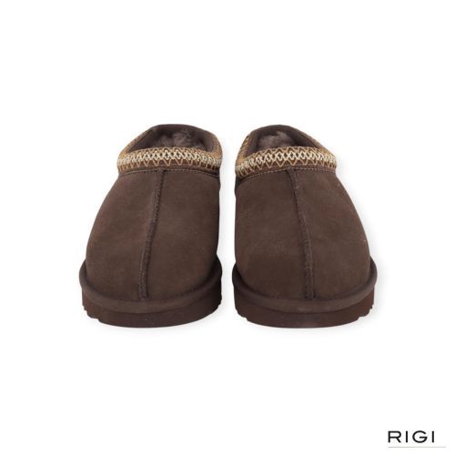 Ugg Tasman II pantoffel in donkerbruin, DDC dusted cocao suède voor dames. Ugg Tasman II pantoffel in donkerbruin, DDC dusted cocao suède voor dames.