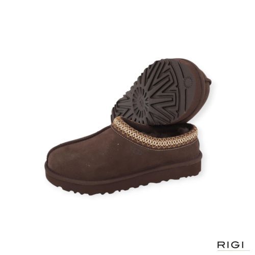 Ugg Tasman II pantoffel in donkerbruin, DDC dusted cocao suède voor dames. Ugg Tasman II pantoffel in donkerbruin, DDC dusted cocao suède voor dames.