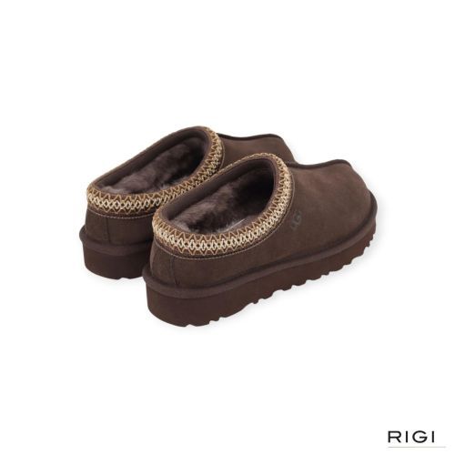 Ugg Tasman II pantoffel in donkerbruin, DDC dusted cocao suède voor dames. Ugg Tasman II pantoffel in donkerbruin, DDC dusted cocao suède voor dames.