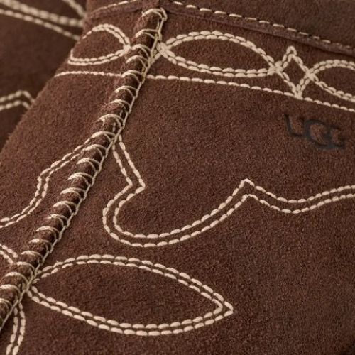 Ugg Tasman Western pantoffel in BCDR ‘burnt cedar’ donkerbruin suède met stiksels voor dames. Ugg Tasman Western pantoffel in BCDR ‘burnt cedar’ donkerbruin suède met stiksels voor dames.
