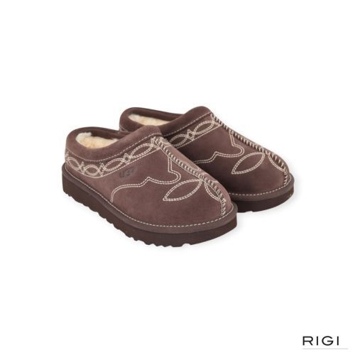 Ugg Tasman Western pantoffel in BCDR ‘burnt cedar’ donkerbruin suède met stiksels voor dames. Ugg Tasman Western pantoffel in BCDR ‘burnt cedar’ donkerbruin suède met stiksels voor dames.