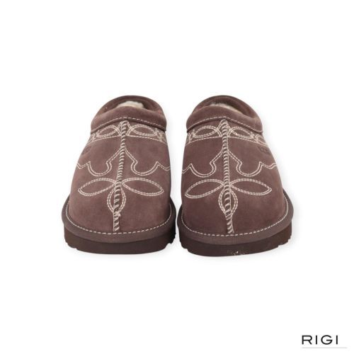Ugg Tasman Western pantoffel in BCDR ‘burnt cedar’ donkerbruin suède met stiksels voor dames. Ugg Tasman Western pantoffel in BCDR ‘burnt cedar’ donkerbruin suède met stiksels voor dames.