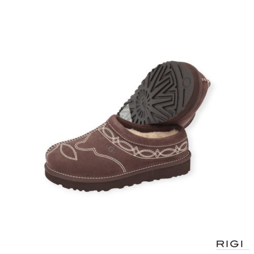 Ugg Tasman Western pantoffel in BCDR ‘burnt cedar’ donkerbruin suède met stiksels voor dames. Ugg Tasman Western pantoffel in BCDR ‘burnt cedar’ donkerbruin suède met stiksels voor dames.