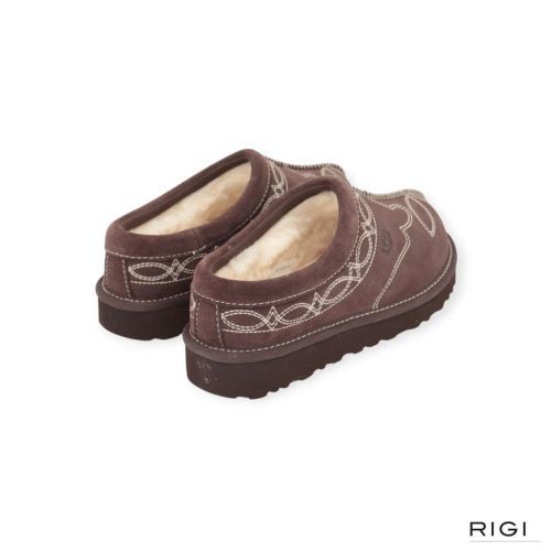 Ugg Tasman Western pantoffel in BCDR ‘burnt cedar’ donkerbruin suède met stiksels voor dames. Ugg Tasman Western pantoffel in BCDR ‘burnt cedar’ donkerbruin suède met stiksels voor dames.