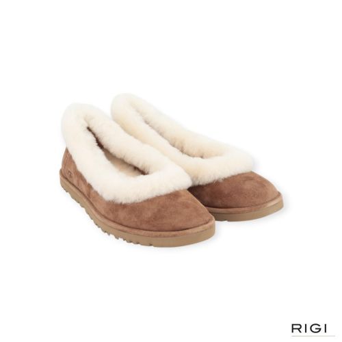 UGG Zora Ballet Flat ballerina, pantoffel voor dames in cognac-chestnut suède met wol. UGG Zora Ballet Flat ballerina, pantoffel voor dames in cognac-chestnut suède met wol.