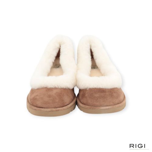 UGG Zora Ballet Flat ballerina, pantoffel voor dames in cognac-chestnut suède met wol. UGG Zora Ballet Flat ballerina, pantoffel voor dames in cognac-chestnut suède met wol.