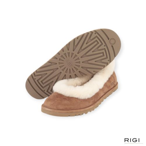 UGG Zora Ballet Flat ballerina, pantoffel voor dames in cognac-chestnut suède met wol. UGG Zora Ballet Flat ballerina, pantoffel voor dames in cognac-chestnut suède met wol.