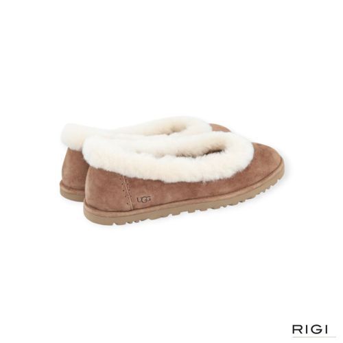 UGG Zora Ballet Flat ballerina, pantoffel voor dames in cognac-chestnut suède met wol. UGG Zora Ballet Flat ballerina, pantoffel voor dames in cognac-chestnut suède met wol.