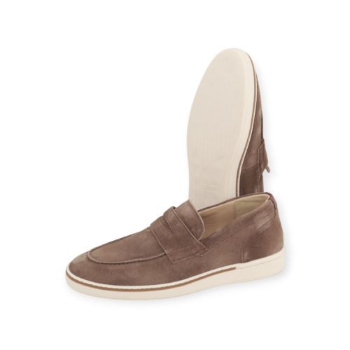 Van Bommel Bora 04.10 mocassin voor heren in taupe suède. Van Bommel Bora 04.10 mocassin voor heren in taupe suède.