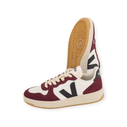 Veja v-10 voor dames in wit met zwart leer en bordeaux suède. Veja v-10 voor dames in wit met zwart leer en bordeaux suède.