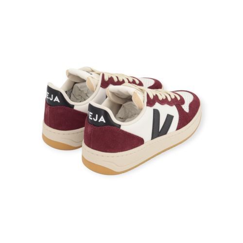 Veja v-10 voor dames in wit met zwart leer en bordeaux suède. Veja v-10 voor dames in wit met zwart leer en bordeaux suède.