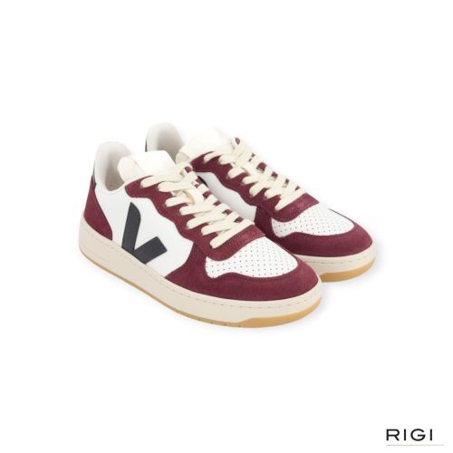 Veja V-10 Prime Leather voor dames en heren in offwit leer met bordeaux suède. Veja V-10 Prime Leather voor dames en heren in offwit leer met bordeaux suède.