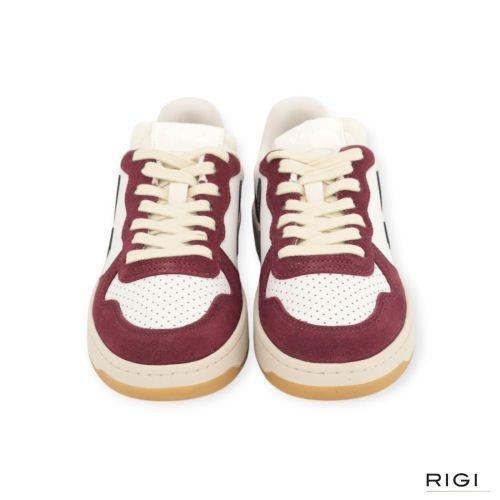 Veja V-10 Prime Leather voor dames en heren in offwit leer met bordeaux suède. Veja V-10 Prime Leather voor dames en heren in offwit leer met bordeaux suède.
