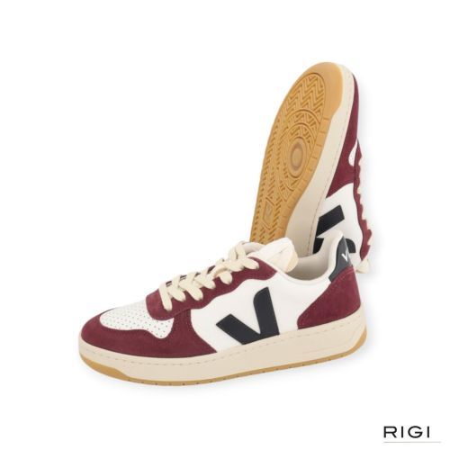 Veja V-10 Prime Leather voor dames en heren in offwit leer met bordeaux suède. Veja V-10 Prime Leather voor dames en heren in offwit leer met bordeaux suède.
