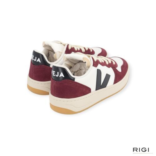 Veja V-10 Prime Leather voor dames en heren in offwit leer met bordeaux suède. Veja V-10 Prime Leather voor dames en heren in offwit leer met bordeaux suède.