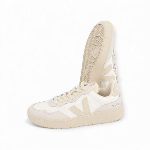 Veja V90 mesh in wit off wit voor dames en heren (unisex). Veja V90 mesh in wit off wit voor dames en heren (unisex).