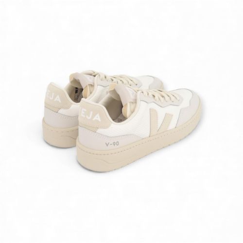 Veja V90 mesh in wit off wit voor dames en heren (unisex). Veja V90 mesh in wit off wit voor dames en heren (unisex).