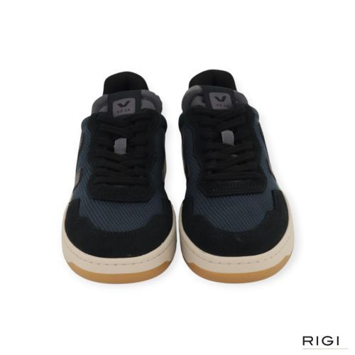 Veja V-90 B-Mesh heren sneaker in blauw suede. Veja V-90 B-Mesh heren sneaker in blauw suede.