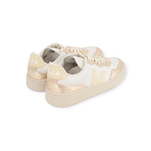 Veja v-10 voor dames in wit met goud shining leer. 