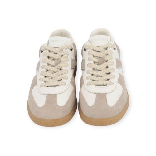 Verbenas Sora Sibela dames sneaker in het off wit met zilver leer.