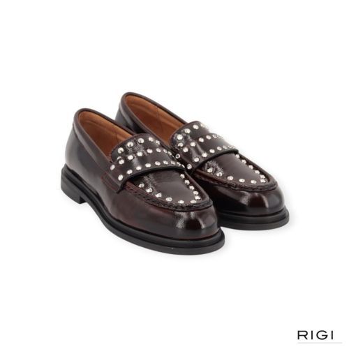Via Vai Fae Wylder mocassin, loafer in bordeaux lakleer met studs voor dames. 