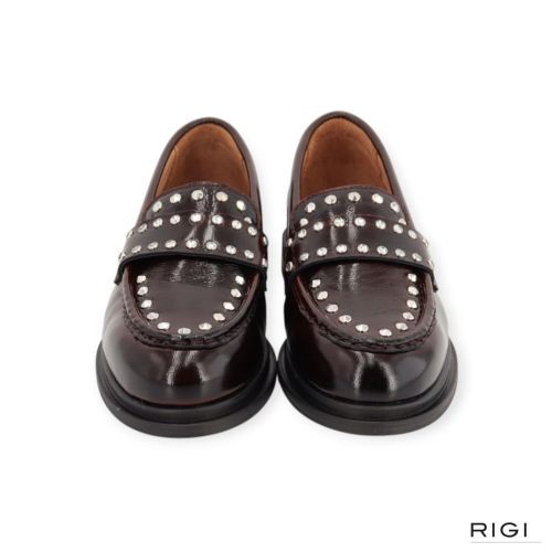 Via Vai Fae Wylder mocassin, loafer in bordeaux lakleer met studs voor dames. 
