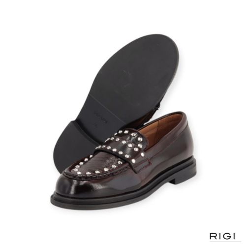 Via Vai Fae Wylder mocassin, loafer in bordeaux lakleer met studs voor dames. 