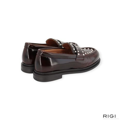 Via Vai Fae Wylder mocassin, loafer in bordeaux lakleer met studs voor dames. 