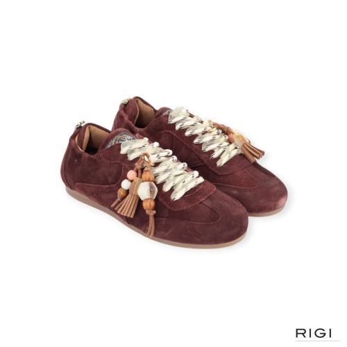 Via Vai June Haven sneaker in bordeaux suède met charms voor dames. Via Vai June Haven sneaker in bordeaux suède met charms voor dames.