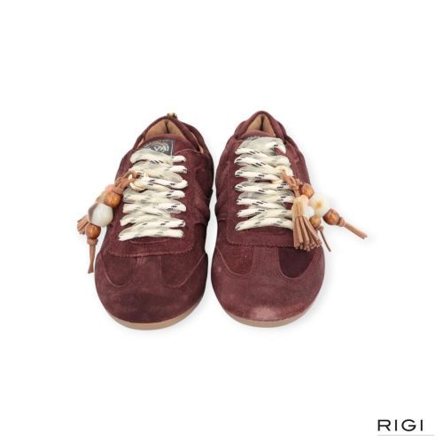 Via Vai June Haven sneaker in bordeaux suède met charms voor dames. Via Vai June Haven sneaker in bordeaux suède met charms voor dames.