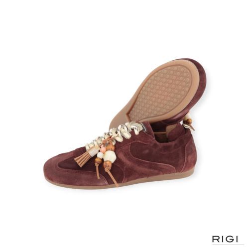 Via Vai June Haven sneaker in bordeaux suède met charms voor dames. Via Vai June Haven sneaker in bordeaux suède met charms voor dames.