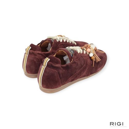 Via Vai June Haven sneaker in bordeaux suède met charms voor dames. Via Vai June Haven sneaker in bordeaux suède met charms voor dames.