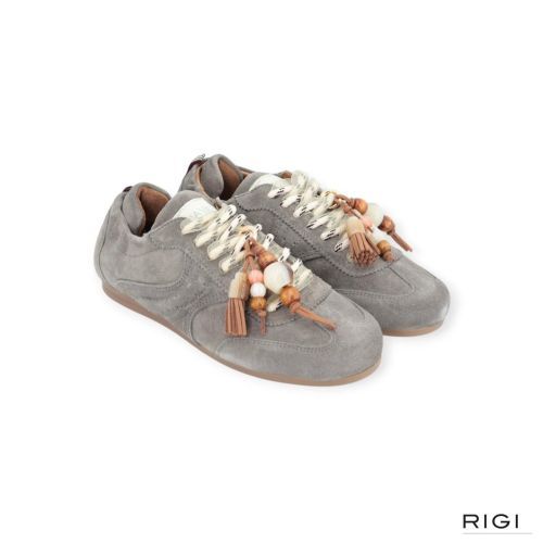Via Vai June Haven sneaker in grijs suède met charms voor dames. Via Vai June Haven sneaker in grijs suède met charms voor dames.