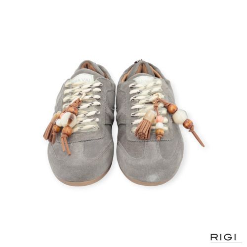 Via Vai June Haven sneaker in grijs suède met charms voor dames. Via Vai June Haven sneaker in grijs suède met charms voor dames.