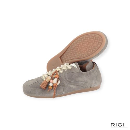 Via Vai June Haven sneaker in grijs suède met charms voor dames. Via Vai June Haven sneaker in grijs suède met charms voor dames.