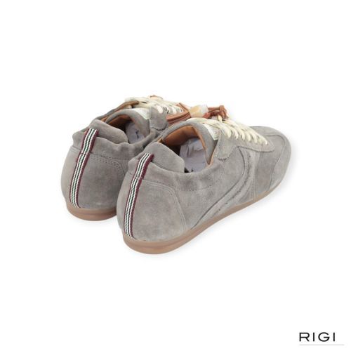 Via Vai June Haven sneaker in grijs suède met charms voor dames. Via Vai June Haven sneaker in grijs suède met charms voor dames.