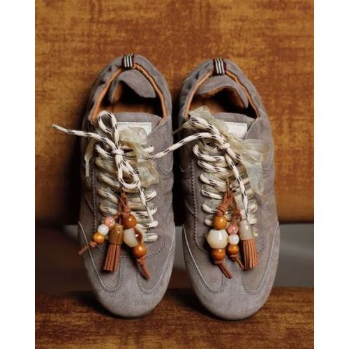 Via Vai June Haven sneaker in grijs suède met charms voor dames. Via Vai June Haven sneaker in grijs suède met charms voor dames.