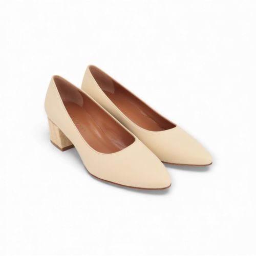 Voltan dames pump 47143 in ‘panna’ ecru kleur. Voltan dames pump 47143 in ‘panna’ ecru kleur.